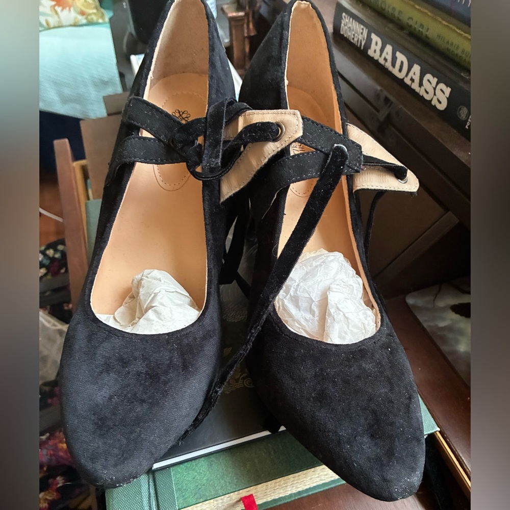 Avon Cushion Walk Black Pump, Size 9
